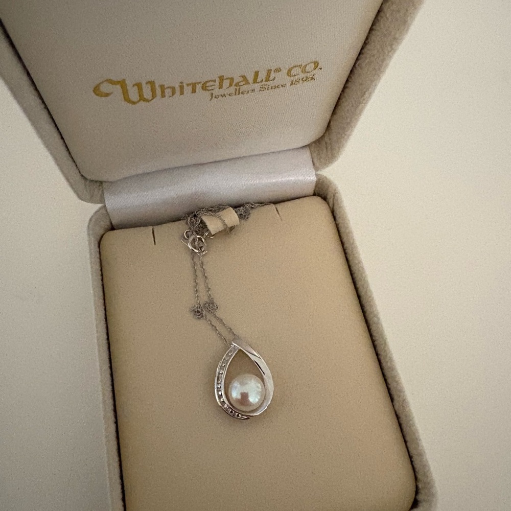 Stunning Silver Pearl Pendant Necklace